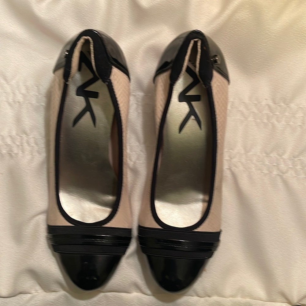 Anne Klein sport, size 9m. Off white and black. Only worn once.